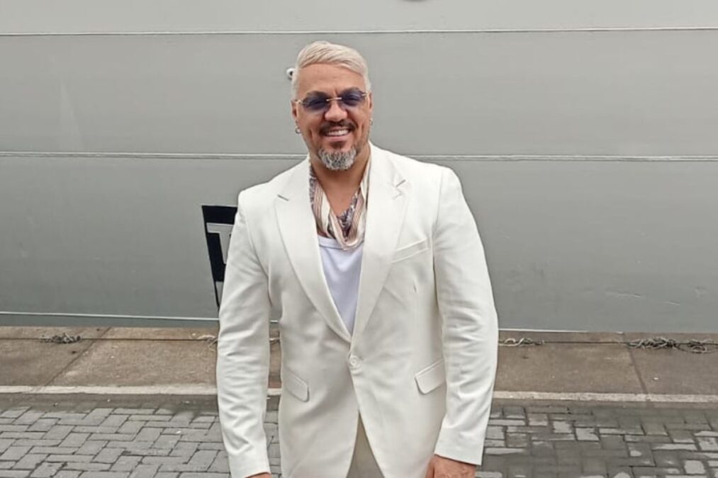 Belo exibe novo visual no navio Belo em Alto-Mar. Veja!