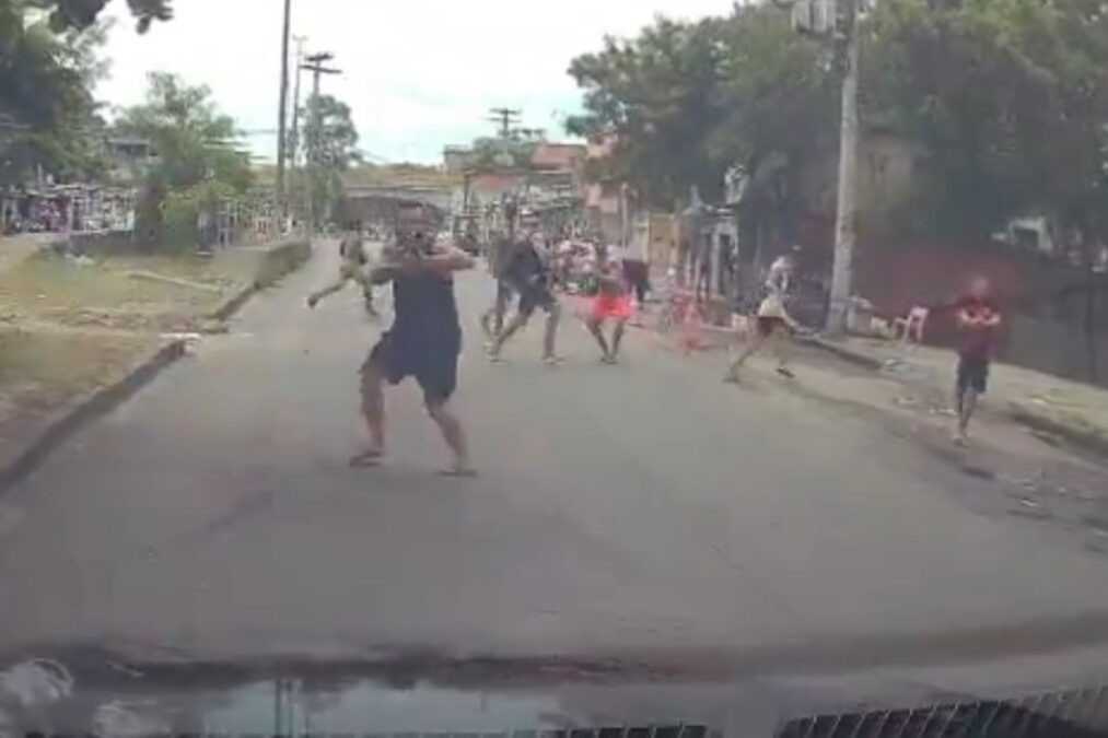 Criminosos com fuzil param trânsito na zona norte do Rio. Veja vídeo