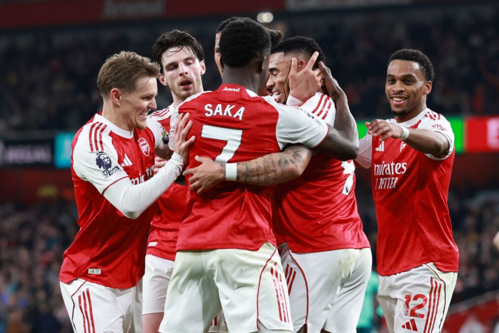 Com 2 gols contra, Arsenal salva vitória no final sobre Wolverhampton