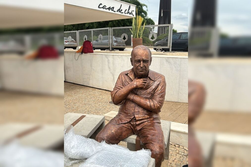 Estátua de Oscar Niemeyer em tamanho real é instalada na Casa de Chá