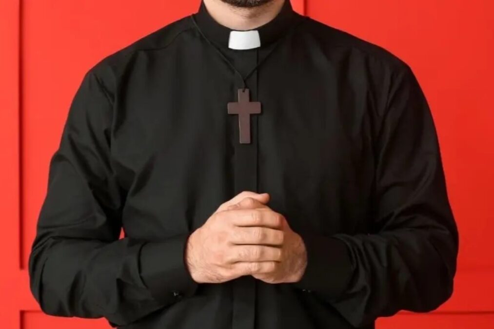 Padre é indiciado por importunação sexual contra atendente em SC