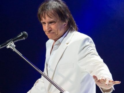 cadillac-de-roberto-carlos-perde-o-freio-em-gravacao-e-cantor-e-levado-ao-hospital-em-gramado