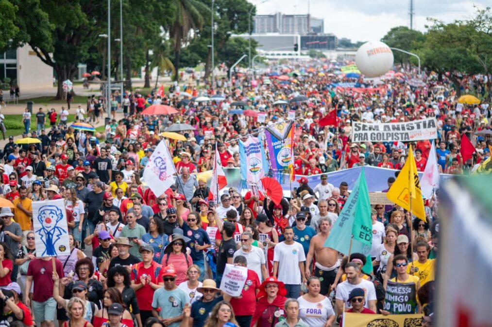 Ato contra PL da Dosimetria em Brasília concentra críticas a Motta