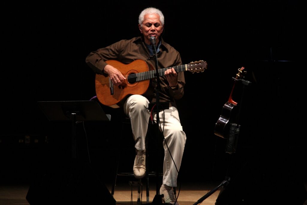 paulinho-da-viola-se-emociona-com-homenagem-de-criancas-em-colegio