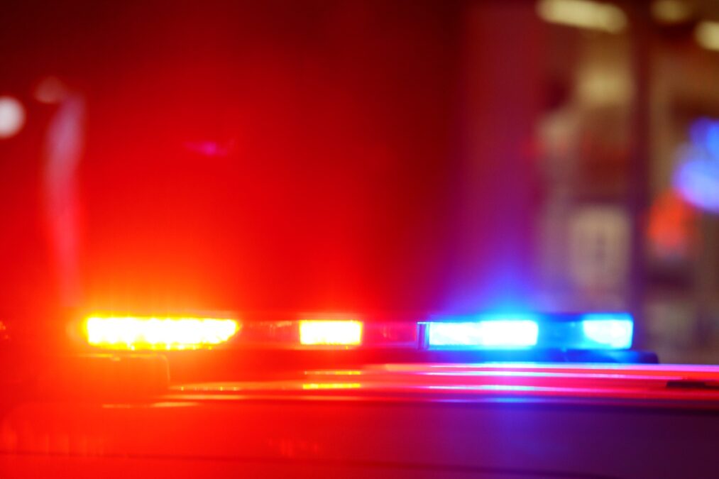 Homem usa roupas femininas e se passa por lésbica para beijar mulheres
