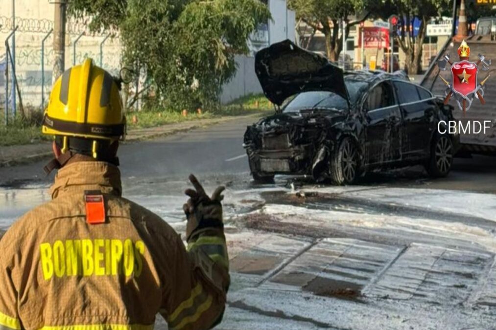 Motorista capota carro de luxo na Asa Norte e é levado ao hospital