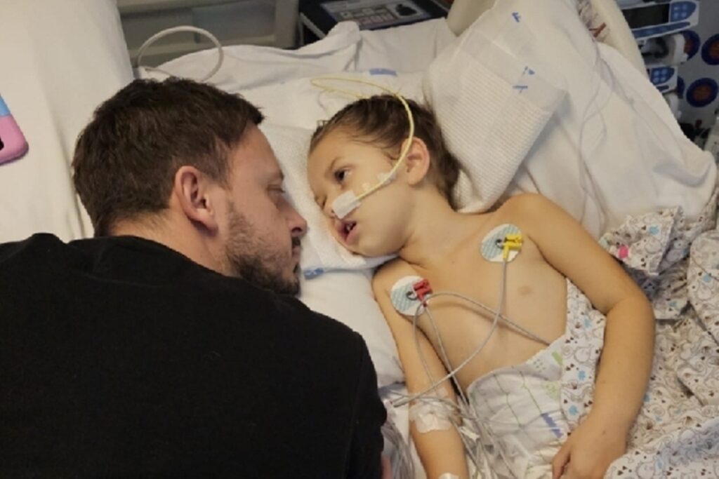 pai-nao-vacina-filhas-e-se-arrepende-apos-a-cacula-entrar-em-coma