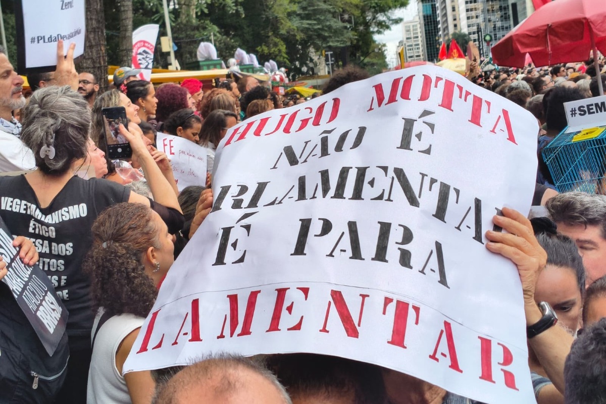 Mulher de Boulos puxa coro de vaias contra Hugo Motta na Paulista