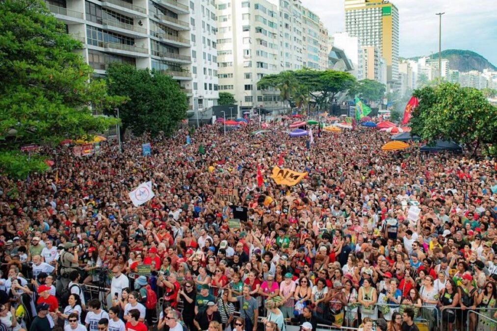 Copacabana tem artistas e políticos em ato contra o Congresso. Vídeos