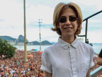 fernanda-torres-vai-as-ruas-e-cobra-posicionamento-do-congresso-em-manifestacao-no-rio