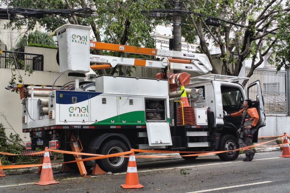 Enel fala em “normalidade”, mas SP ainda tem 46 mil imóveis sem luz