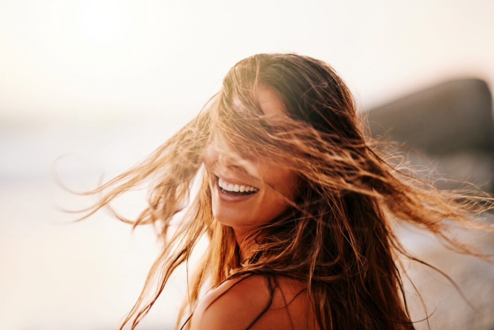 9 dicas de especialista para cuidar do cabelo nas férias de fim de ano