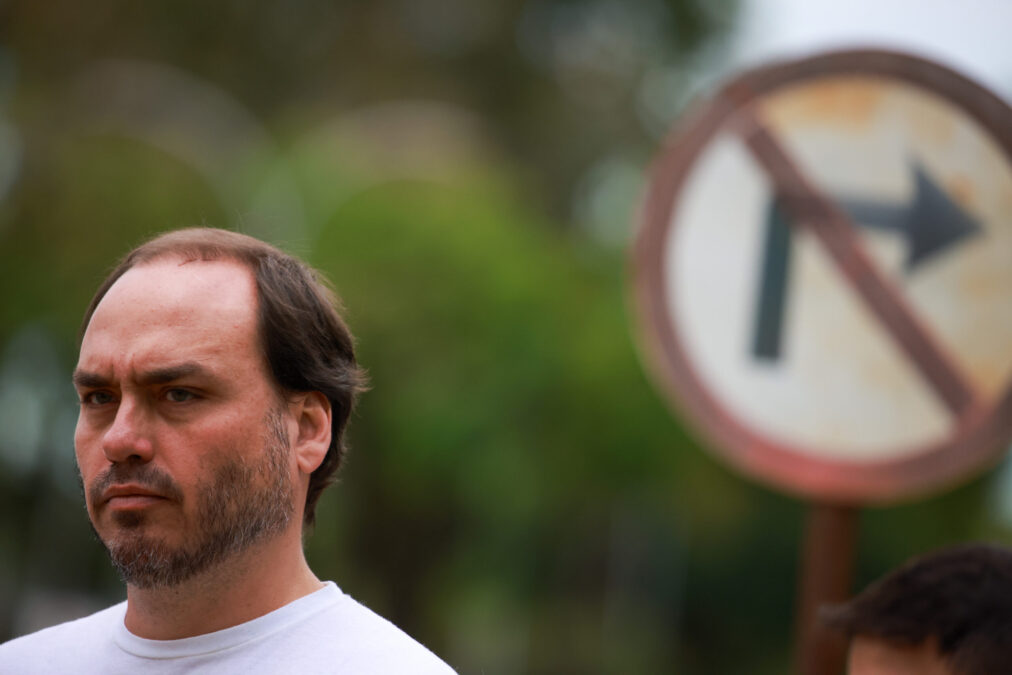 Carlos resgata vídeo de Bolsonaro após facada e manda recado
