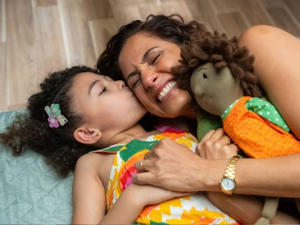 “dona-de-mim”:-sofia-descobre-farsa-de-ellen-e-segredo-comeca-a-ruir-na-novela-das-sete