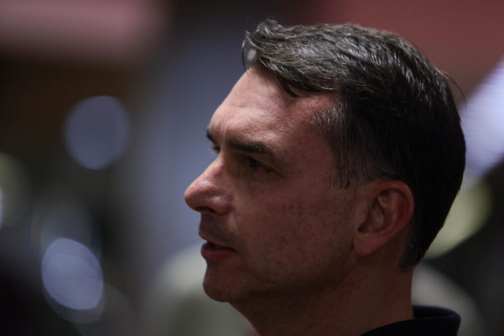 Flávio Bolsonaro se manifesta sobre críticas de Zezé Di Camargo ao SBT