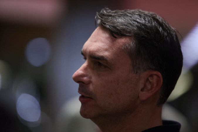flavio-bolsonaro-se-manifesta-sobre-criticas-de-zeze-di-camargo-ao-sbt