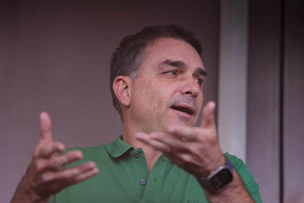 O real motivo para Flávio Bolsonaro não ir a evento do SBT com Lula