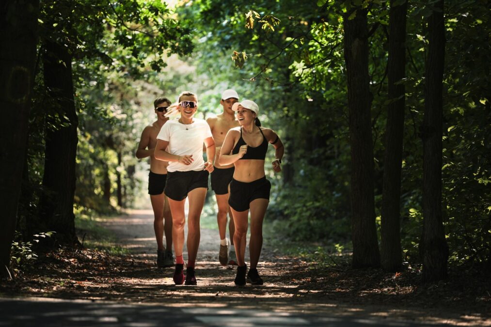 Corrida envelhece o rosto? Dermatologista explica a “runner’s face”