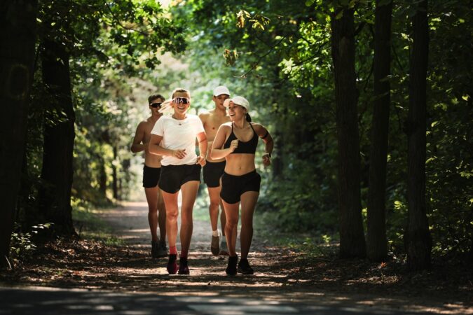 corrida-envelhece-o-rosto?-dermatologista-explica-a-“runner’s-face”