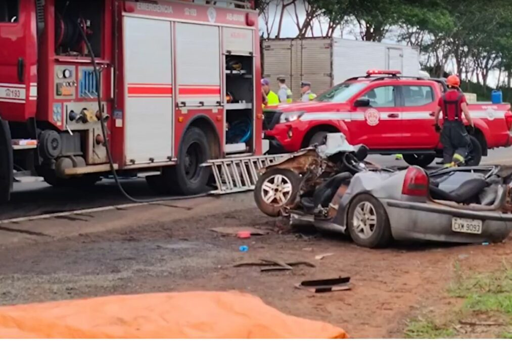 Caminhão perde o controle em rodovia, tomba e provoca 2 mortes em SP