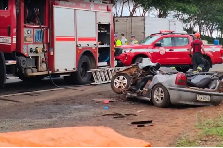 caminhao-perde-o-controle-em-rodovia,-tomba-e-provoca-2-mortes-em-sp
