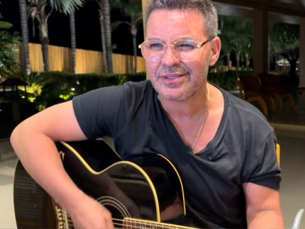 eduardo-costa-entra-na-polemica-do-sbt-e-grava-musica-com-recado-politico-a-colega