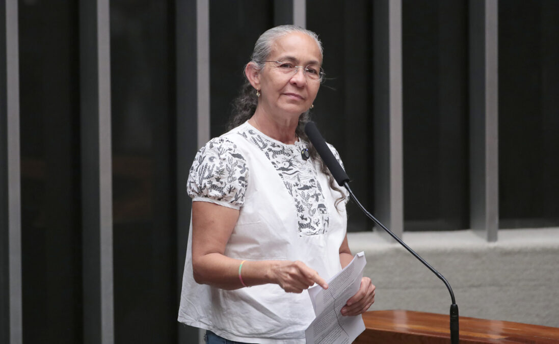 Ex-PT, Heloísa Helena toma posse na Câmara e critica o governo