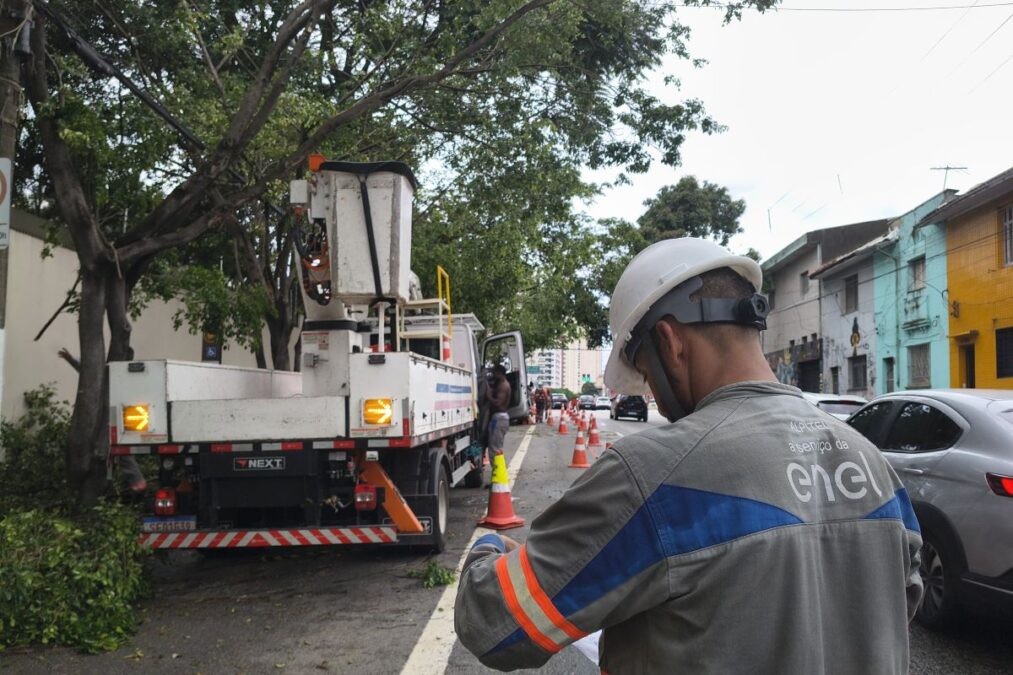Mais de 70 mil imóveis ficam sem energia após fortes chuvas em SP