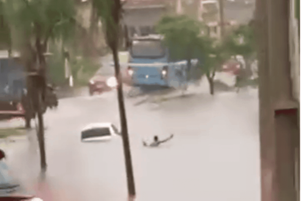 em-cena-impressionante,-homem-sai-nadando-de-carro-coberto-por-agua