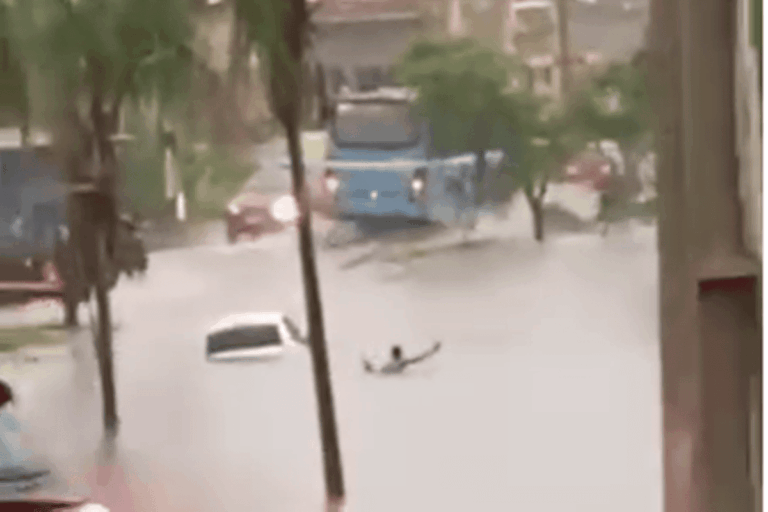 em-cena-impressionante,-homem-sai-nadando-de-carro-coberto-por-agua
