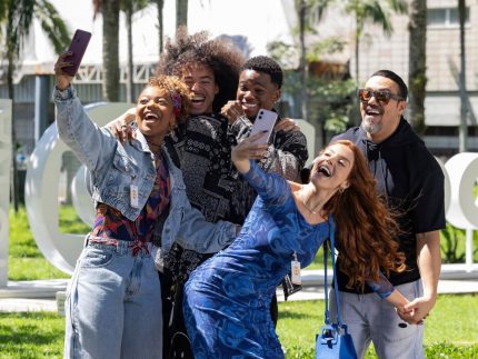 ryan-chega-ao-“domingao-com-huck”-e-“dona-de-mim”-ganha-clima-de-crossover-na-globo