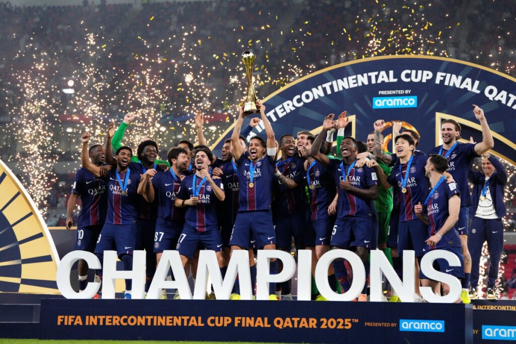 confira-momento-em-que-psg-levanta-taca-da-copa-intercontinental