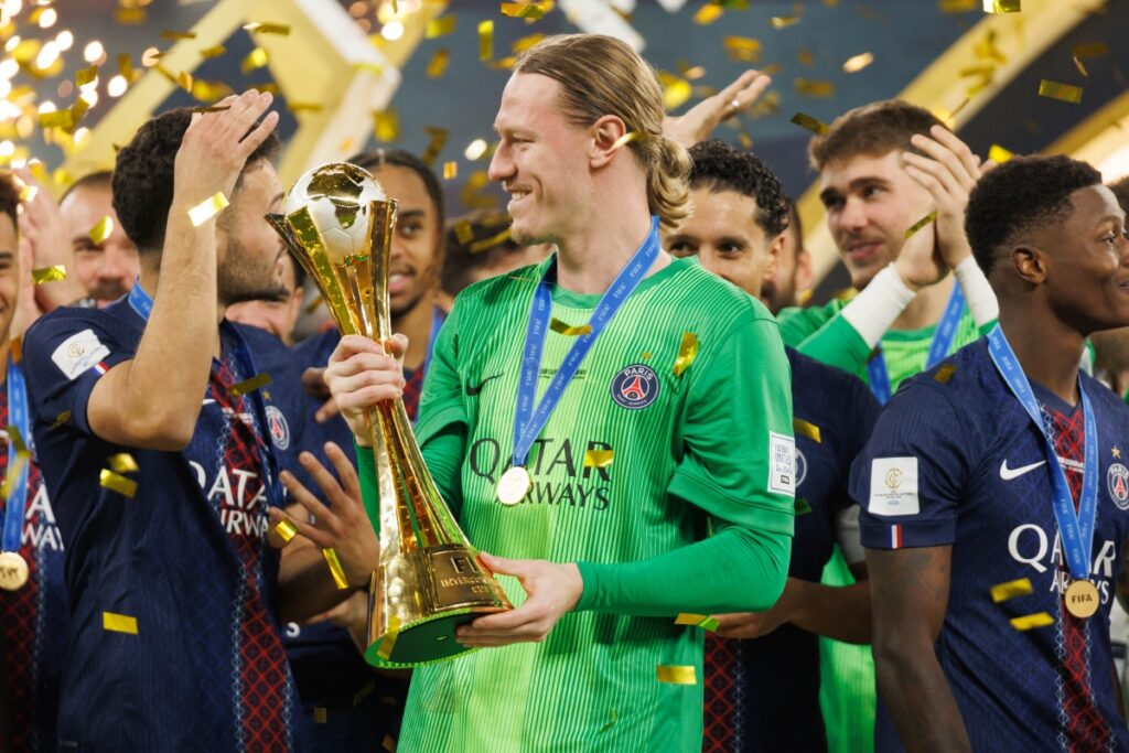 veja-a-cola-do-goleiro-do-psg-que-garantiu-a-taca-do-intercontinental