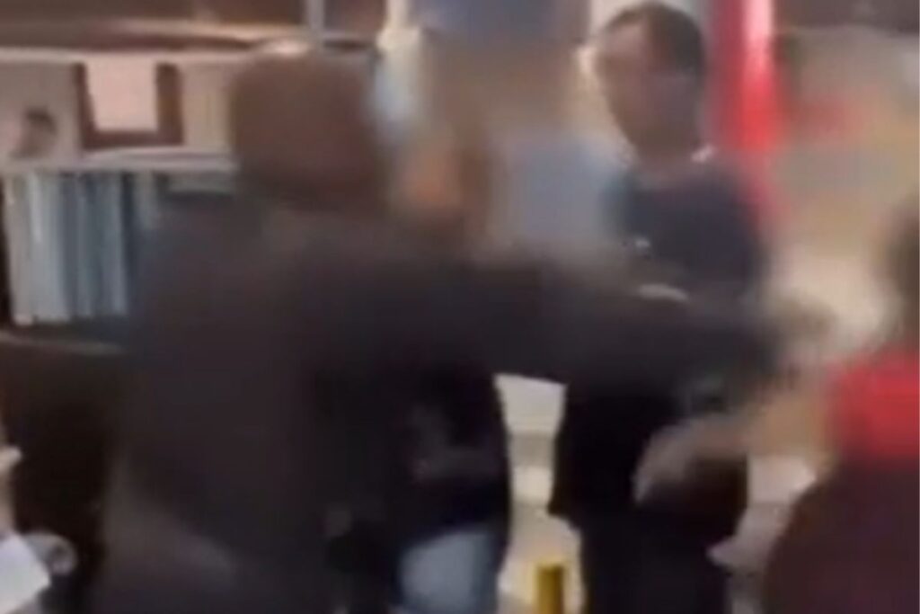 pm-agride-mulher-de-65-anos-com-coronhada-de-fuzil-em-bar-no-rio