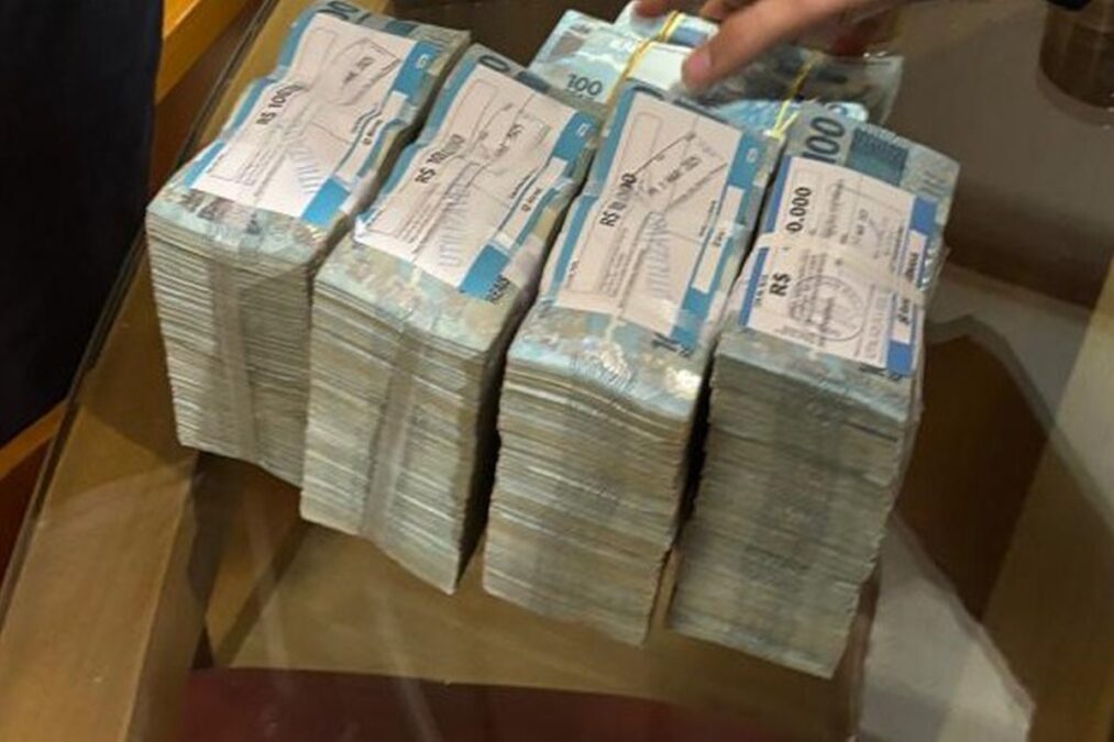 PF apreende R$ 430 mil na casa de Sóstenes Cavalcante durante operação