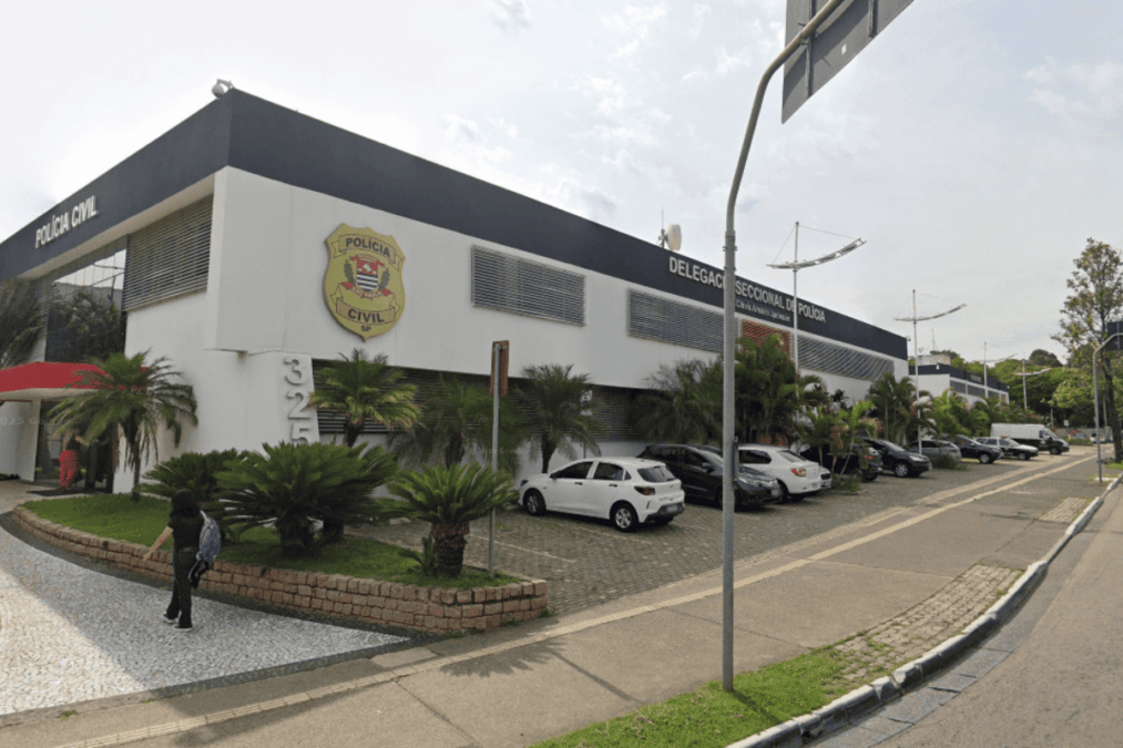Mãe é detida por agredir filhos com chinelo e cabo de vassoura em SP