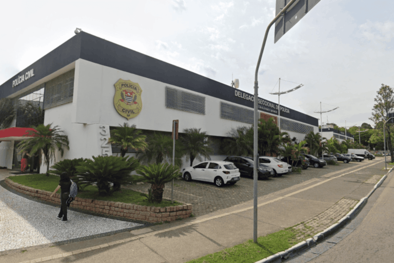 mae-e-detida-por-agredir-filhos-com-chinelo-e-cabo-de-vassoura-em-sp