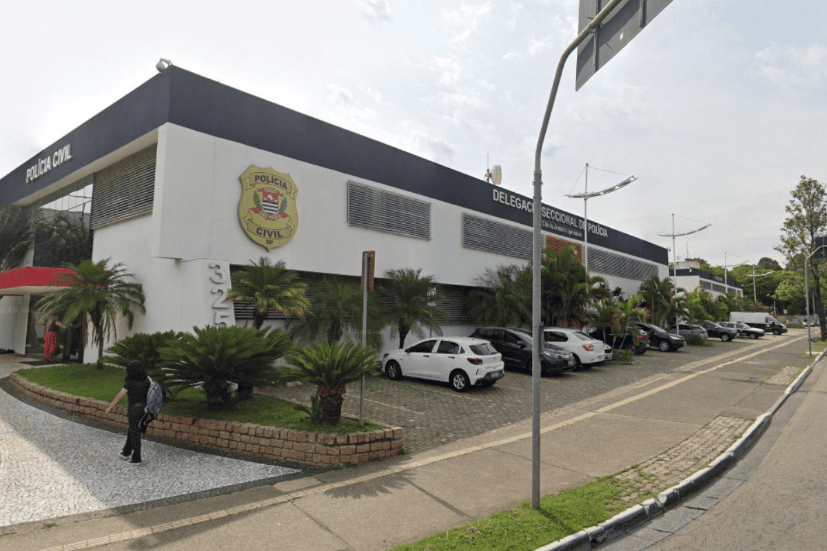 Mãe é detida por agredir filhos com chinelo e cabo de vassoura em SP