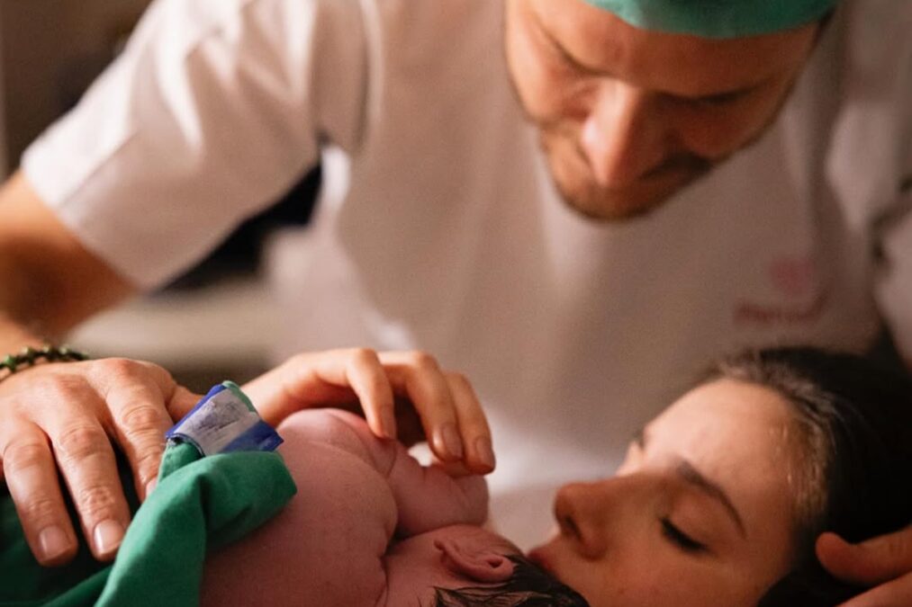 Camila Queiroz encanta ao mostrar recepção dos pets à filha, Clara