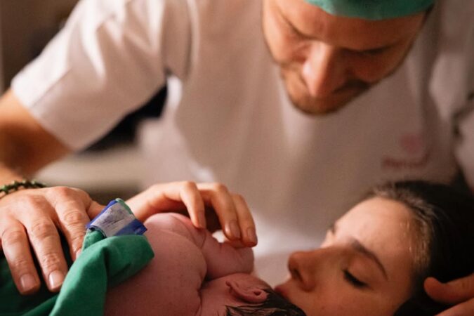 camila-queiroz-encanta-ao-mostrar-recepcao-dos-pets-a-filha,-clara