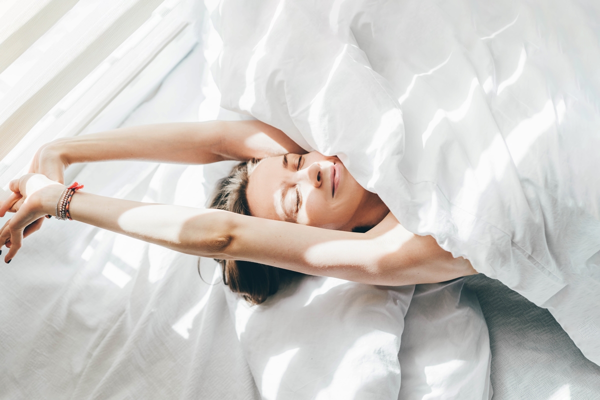 Dormir tarde nas férias? Veja por que manter a rotina de sono importa