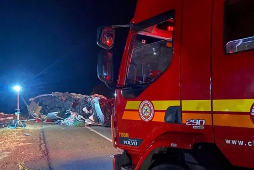 rs:-acidente-entre-caminhao-e-micro-onibus-deixa-5-mortos-e-4-feridos