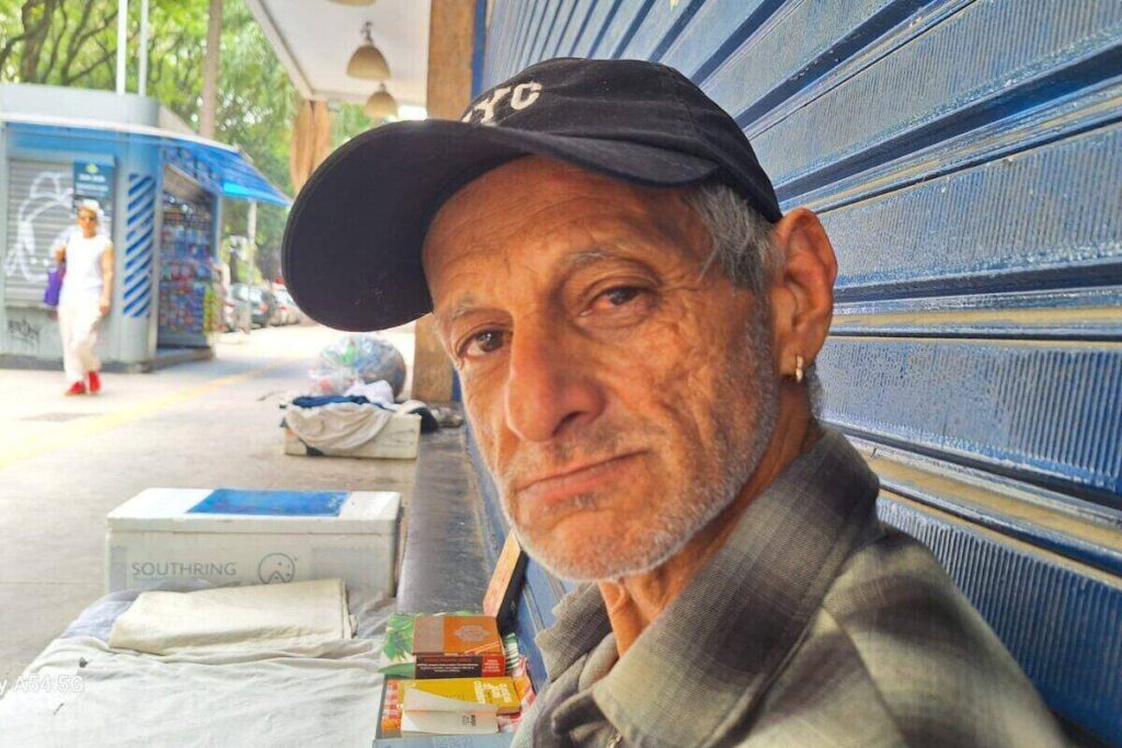 quem-e-o-sem-teto-de-sp-que-coleciona-livros-e-tem-mania-de-limpeza