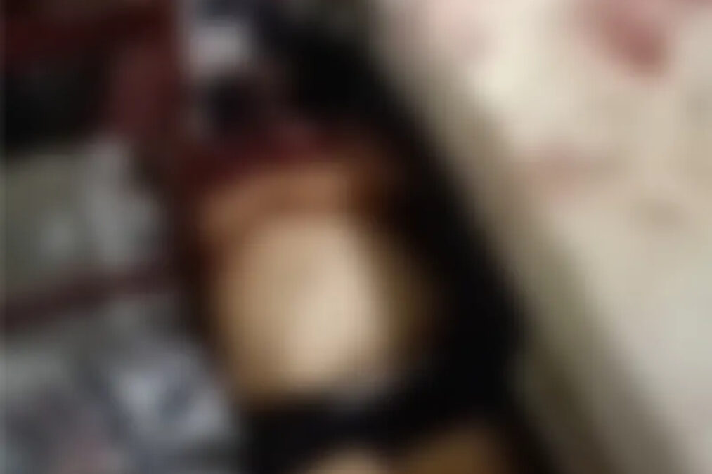 Mulher é morta em casa e filho deficiente é resgatado ao lado do corpo