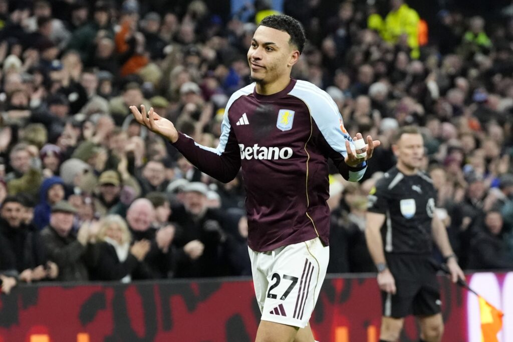 em-casa,-aston-villa-derrota-manchester-united-pela-premier-league