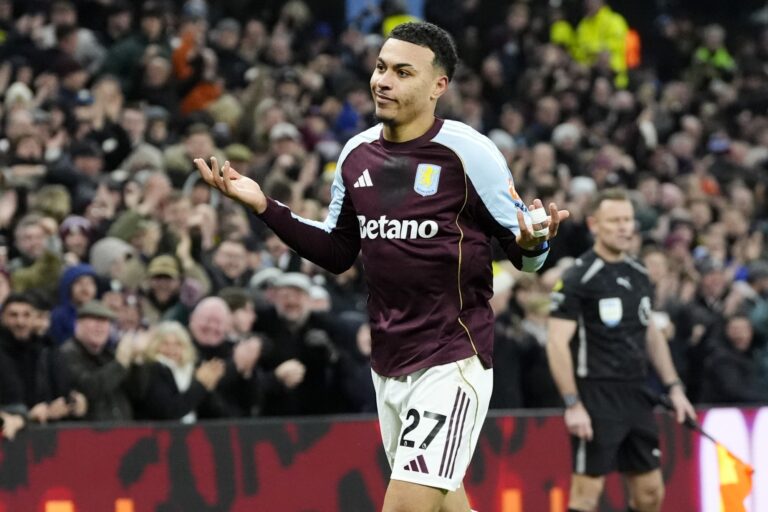 em-casa,-aston-villa-derrota-manchester-united-pela-premier-league