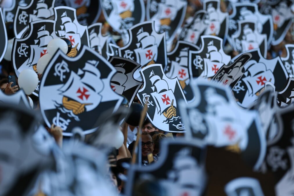 Copa do Brasil: torcida do Vasco faz mosaico na entrada dos jogadores