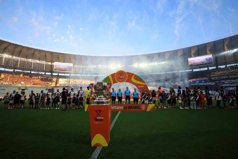 vasco-e-corinthians-decidem-o-titulo-da-copa-do-brasil.-acompanhe