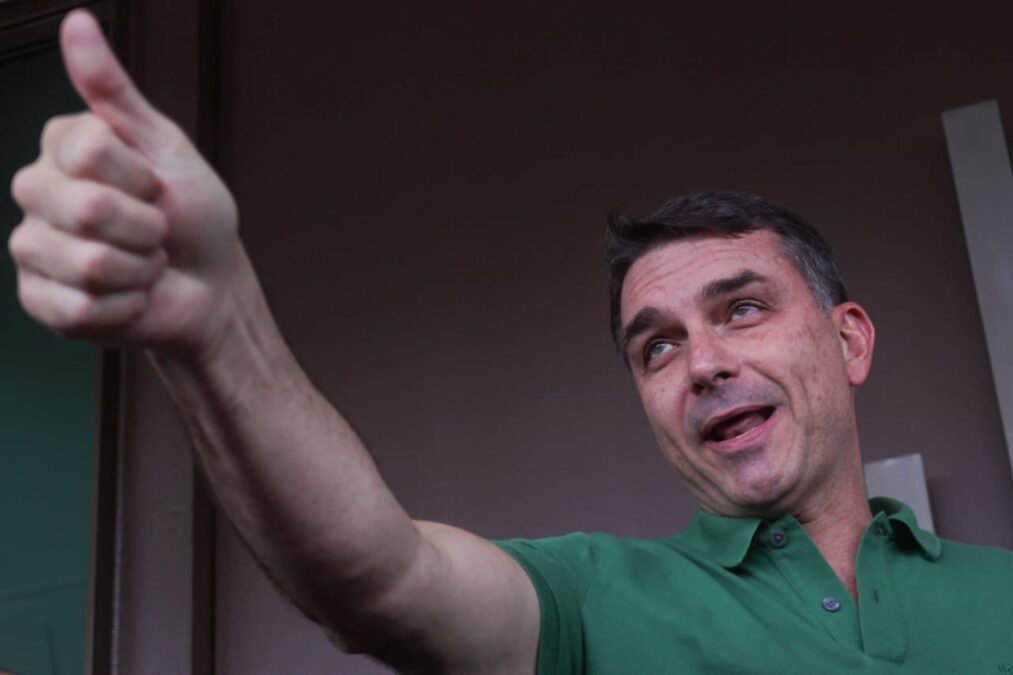 Flávio Bolsonaro estreia agenda internacional ao lado de Netanyahu