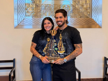 ana-castela-e-ze-felipe-visitam-aparecida,-tocam-imagem-da-santa-e-recebem-bencao